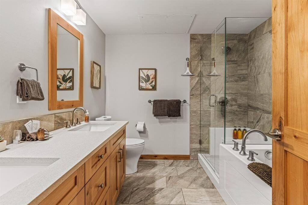 Luxury Mountain Haven Views Hot Tub Patio Spacious Quiet Central