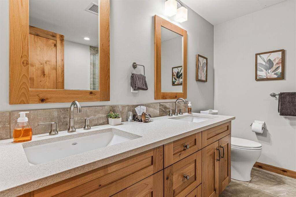 Luxury Mountain Haven Views Hot Tub Patio Spacious Quiet Central