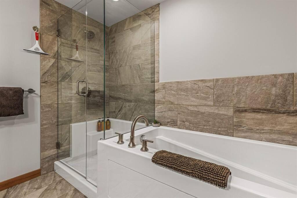 Luxury Mountain Haven Views Hot Tub Patio Spacious Quiet Central