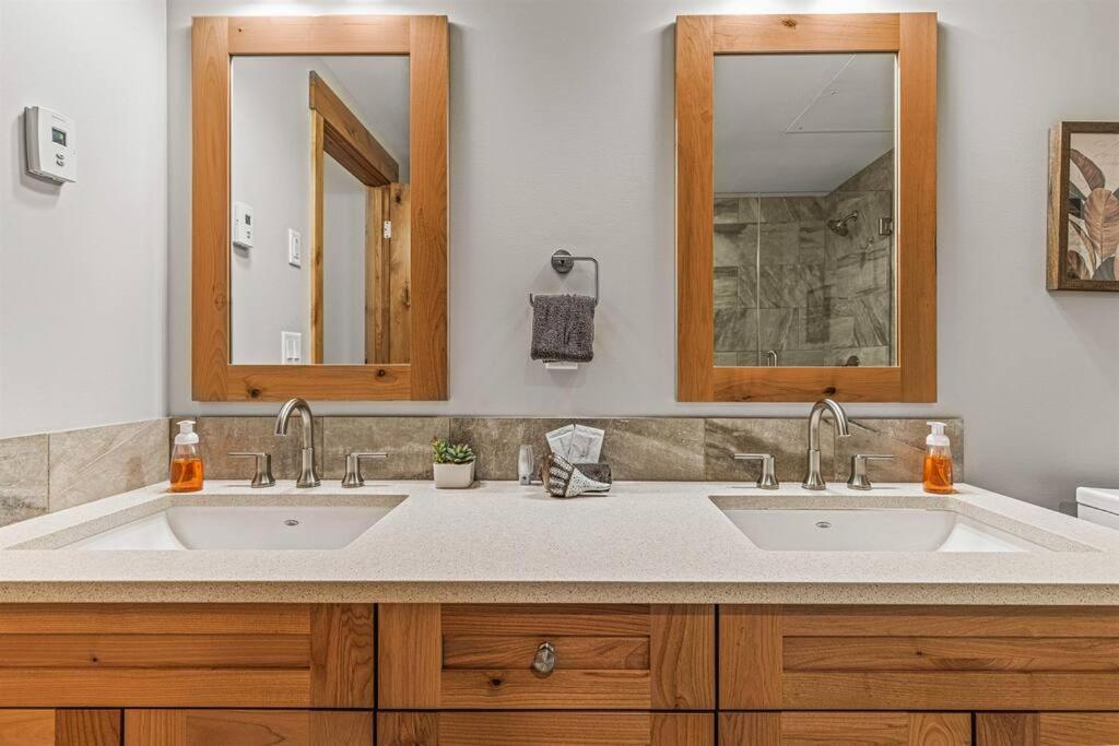 Luxury Mountain Haven Views Hot Tub Patio Spacious Quiet Central