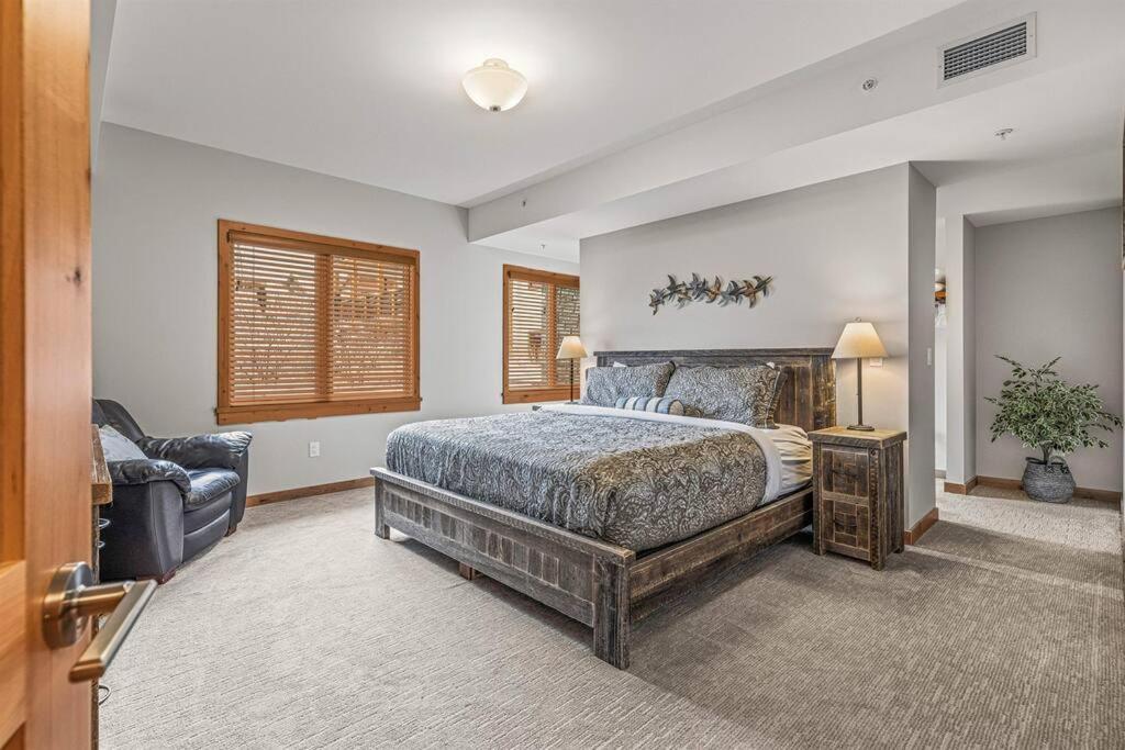 Luxury Mountain Haven Views Hot Tub Patio Spacious Quiet Central