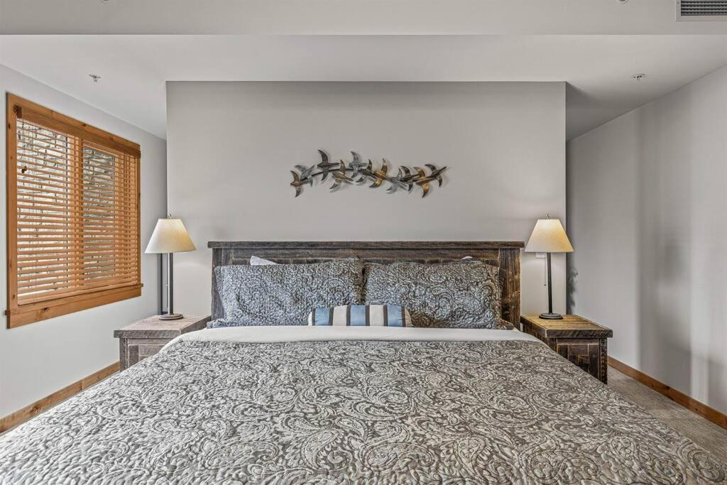 Luxury Mountain Haven Views Hot Tub Patio Spacious Quiet Central