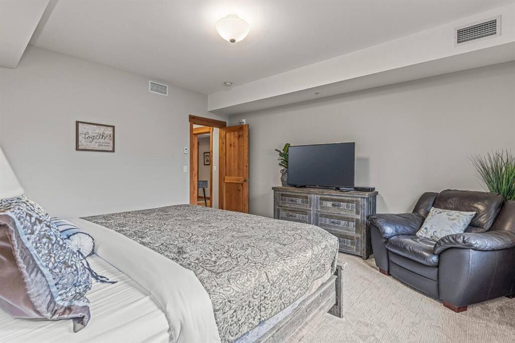 Luxury Mountain Haven Views Hot Tub Patio Spacious Quiet Central