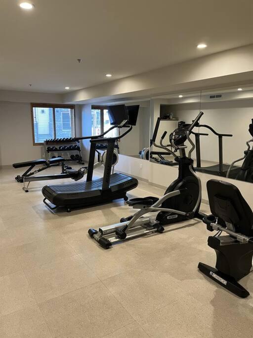 Luxury Mountain Haven Views Hot Tub Patio Spacious Quiet Central