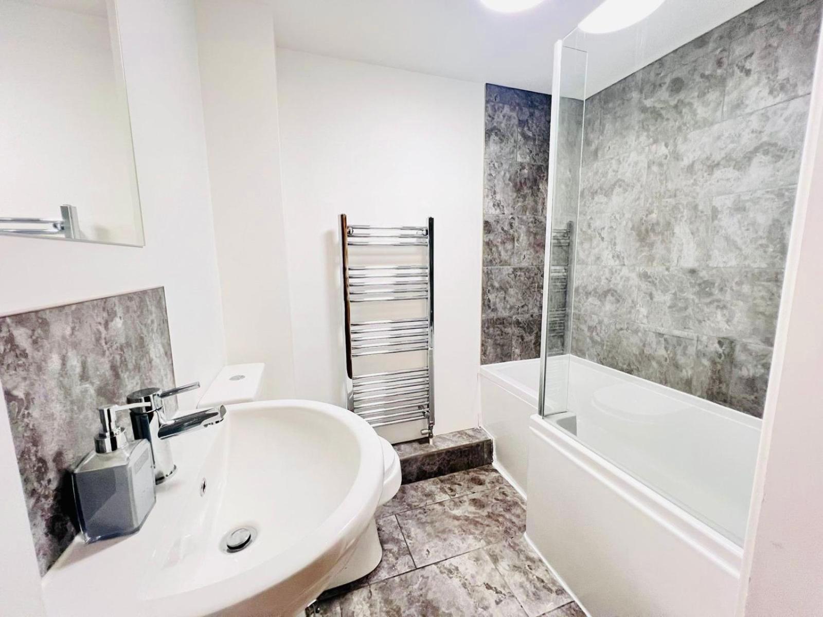 AMETHYST - 4br all with ensuite & parking