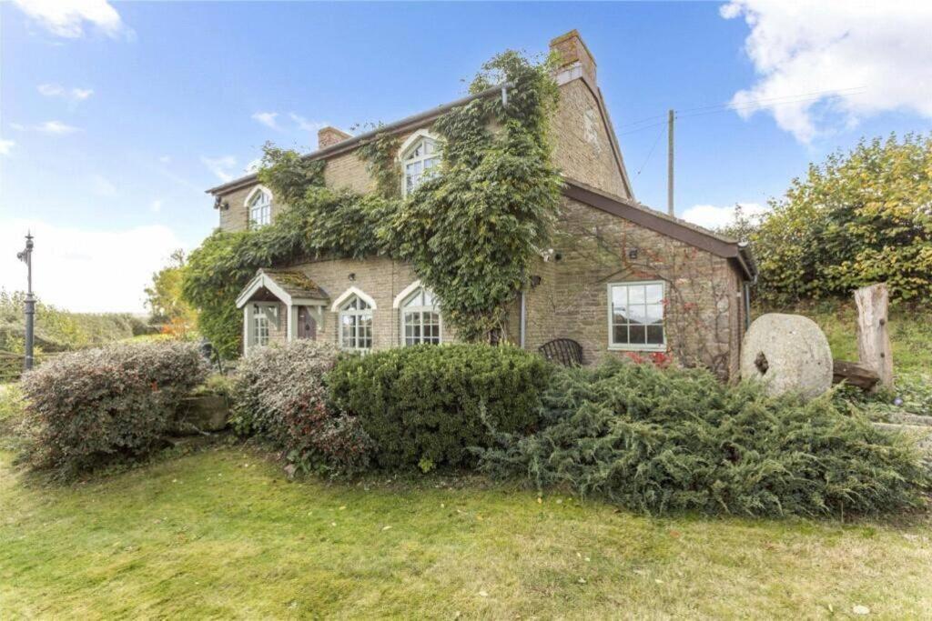 Old Lodge Cottage, dog friendly and rural view 2