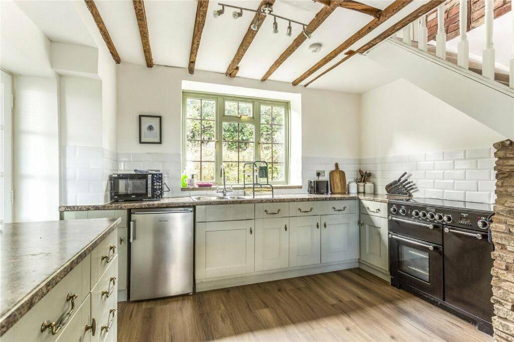 Old Lodge Cottage, dog friendly and rural view 3