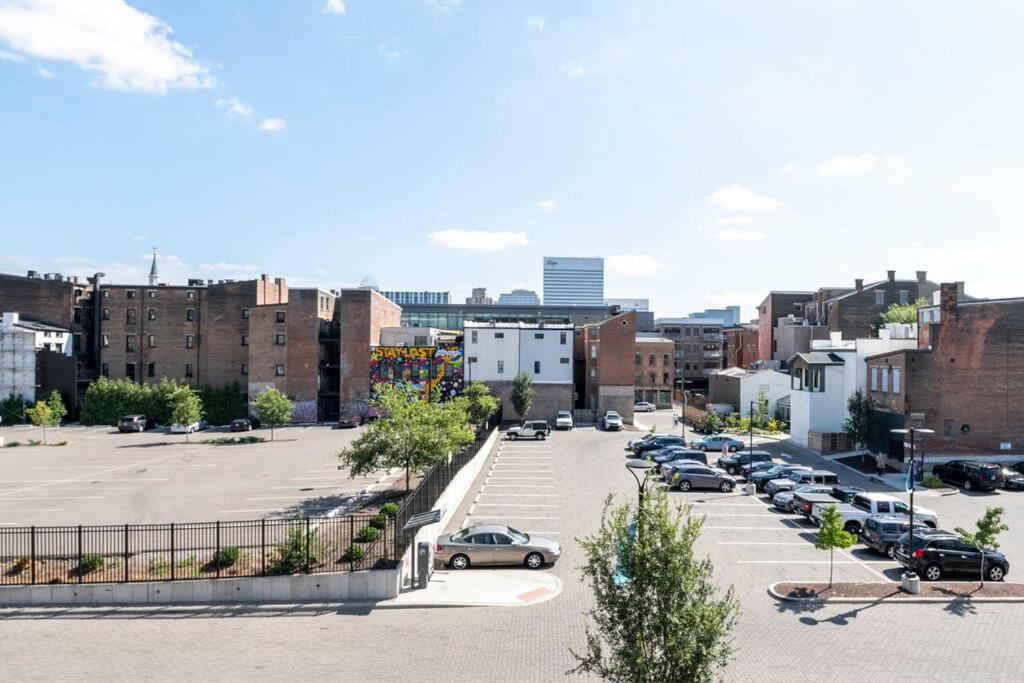 OTR, QUEEN Bed, 50in TV, Workspace, Near Lightrail view 3