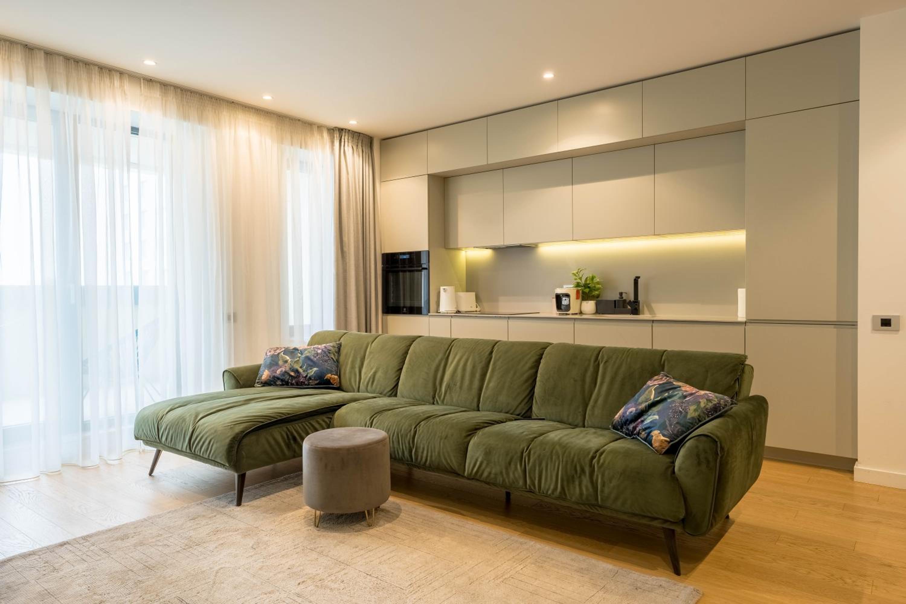 Sphere I 1 BR apt with underground private parking near Promenada Mall view 4
