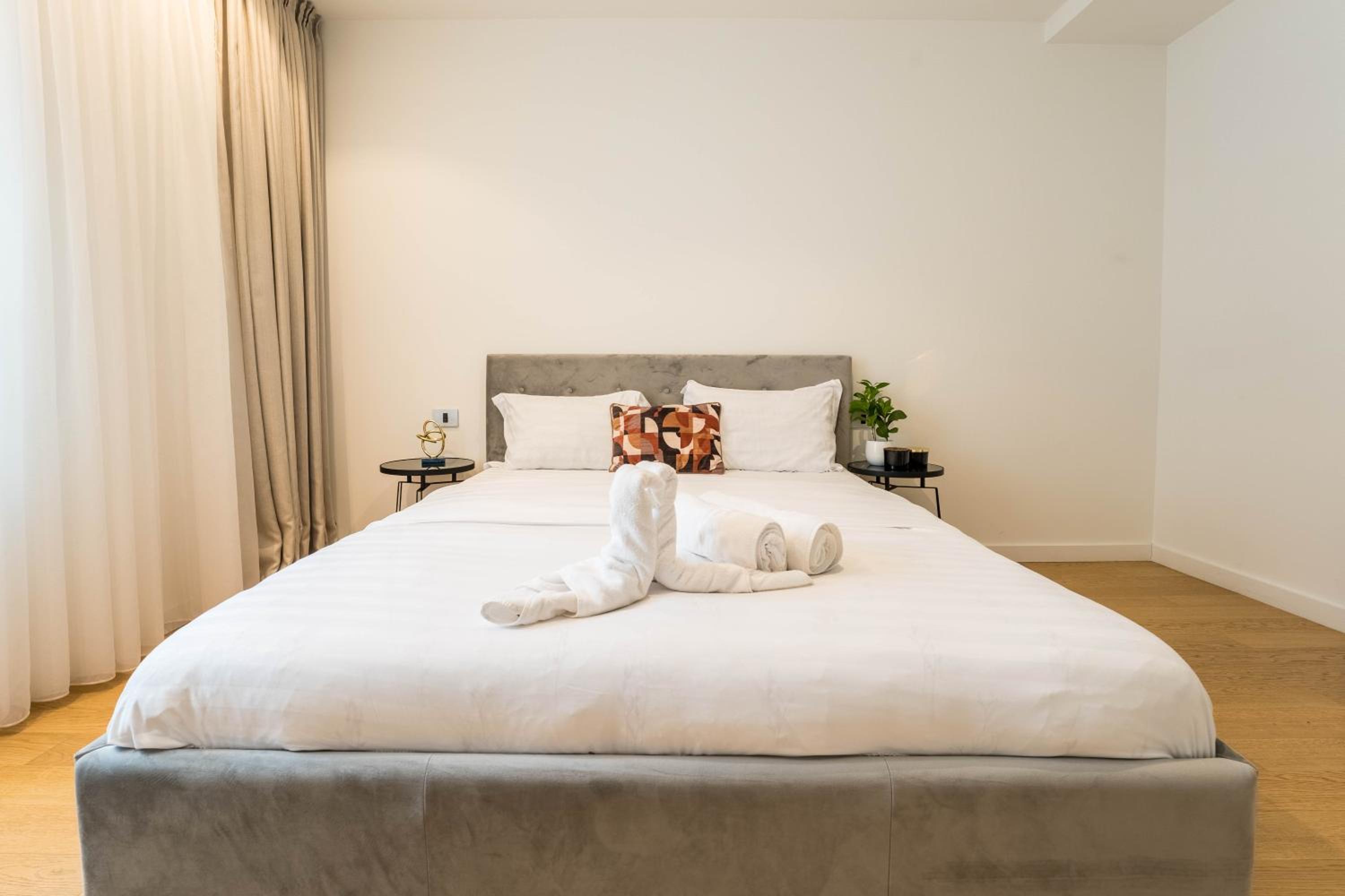 Sphere I 1 BR apt with underground private parking near Promenada Mall view 3