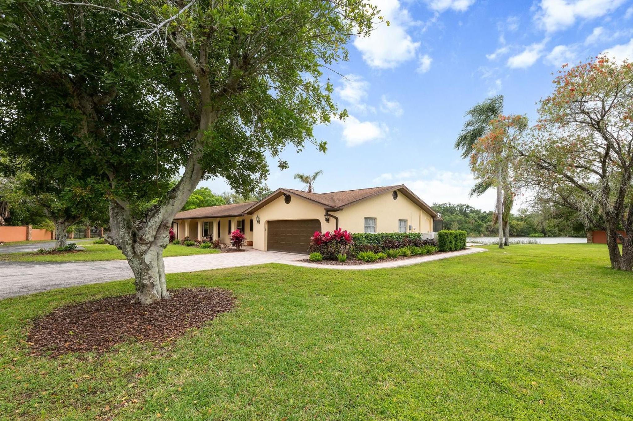 Hotel Lake O' Woods! Gated private pool home! - Image 1