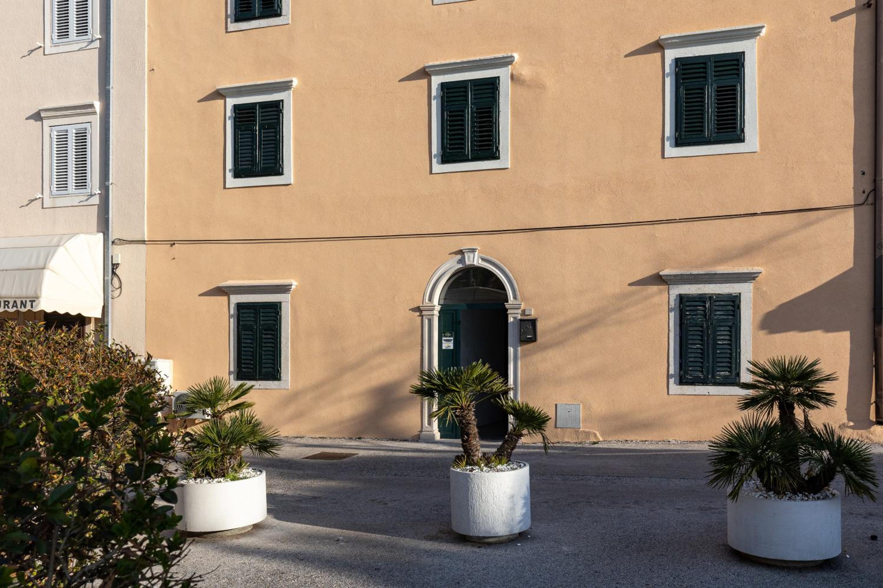 Floret Apartment
