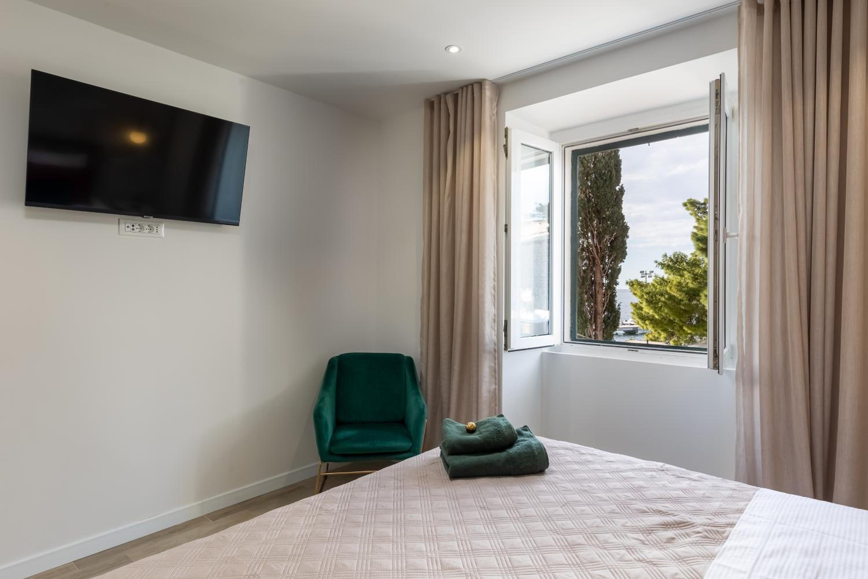 Floret Apartment