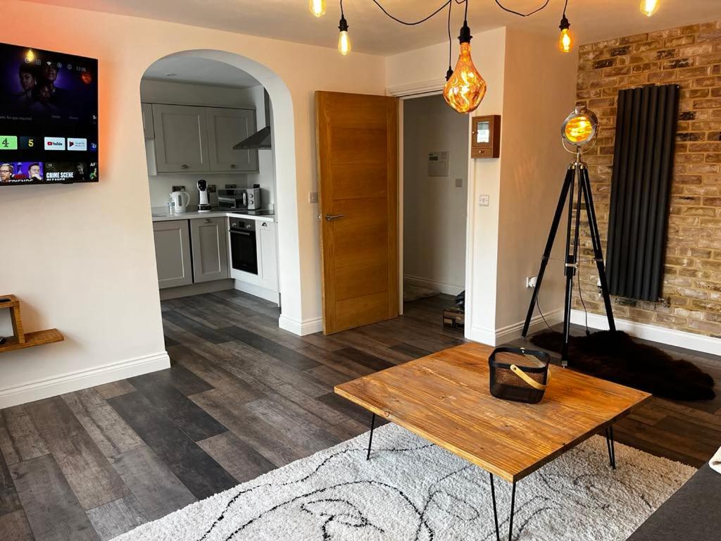 Sterling Stylish 2 bedroom Central Modern Apartment view 3