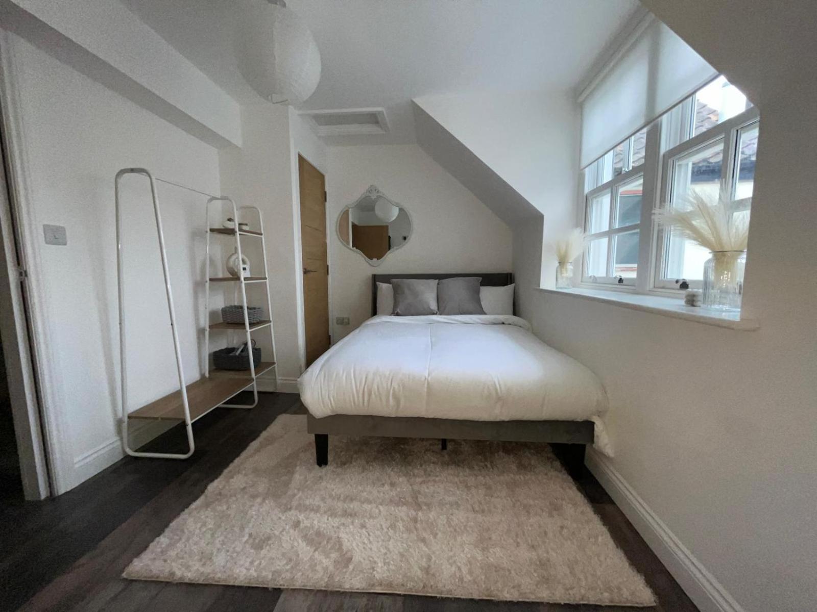 Sterling Stylish 2 bedroom Central Modern Apartment view 5