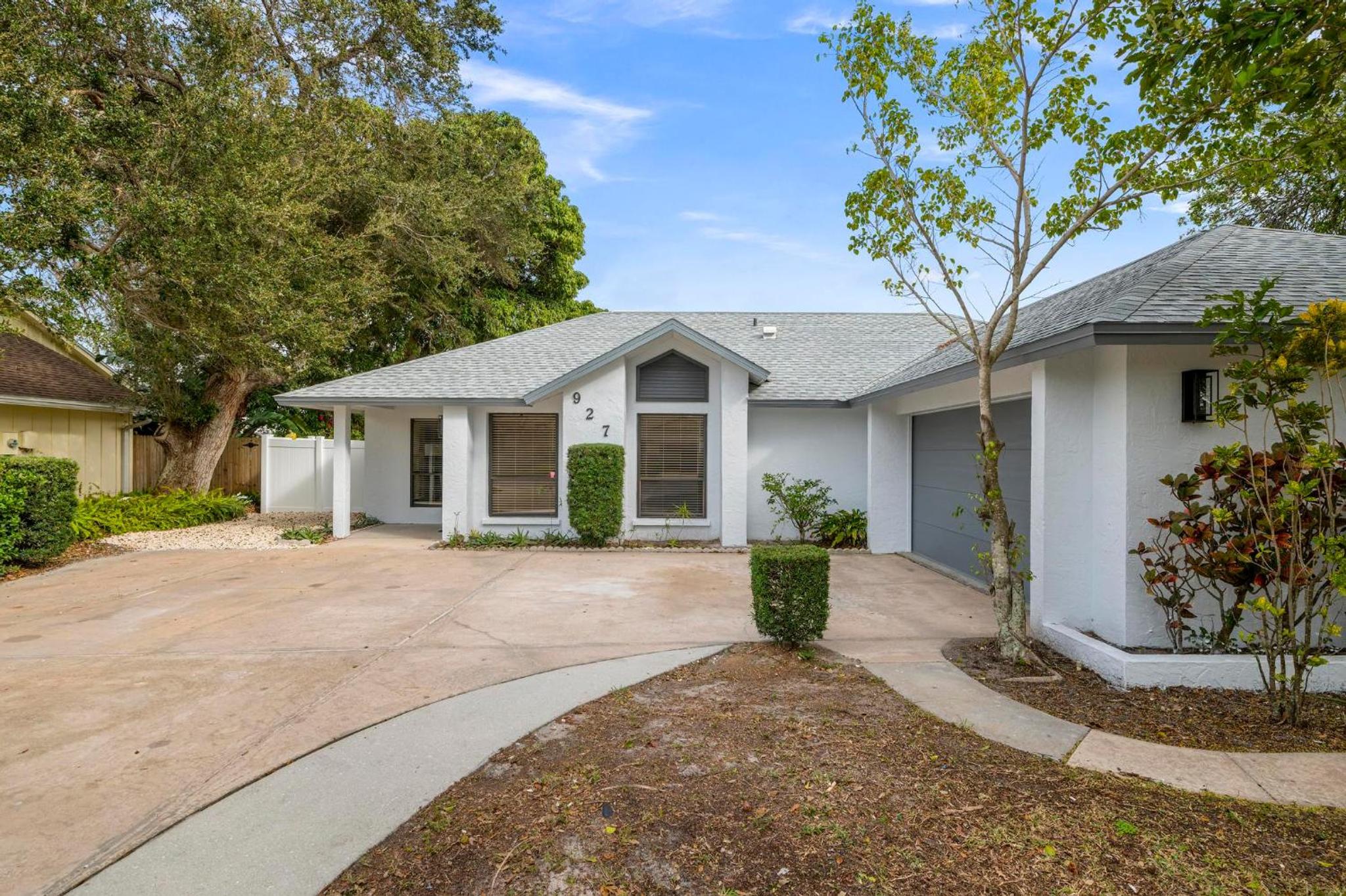 Hotel Tropical Tranquility! Luxury pool home with lakefront view just minutes from the beach! - Image 1