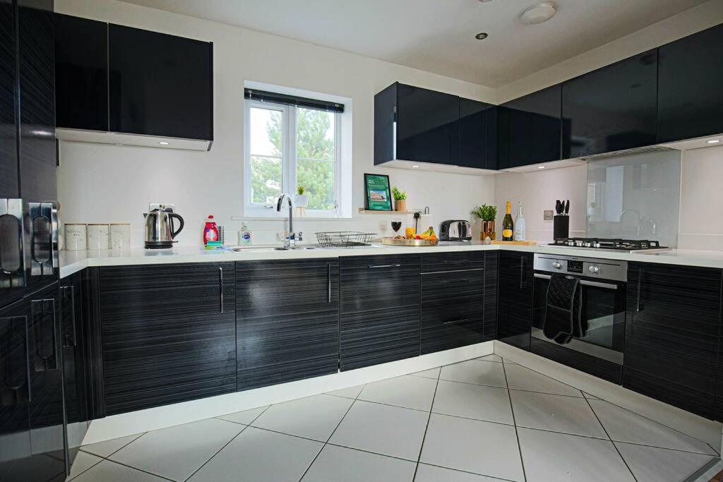 Luxury Apartment with Balcony, Fast WIFI, Smart TVs and Free Parking by Yoko Property view 2