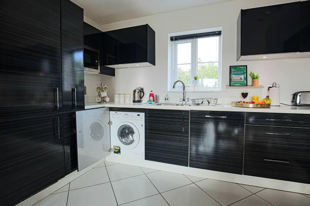 Luxury Apartment with Balcony, Fast WIFI, Smart TVs and Free Parking by Yoko Property view 3