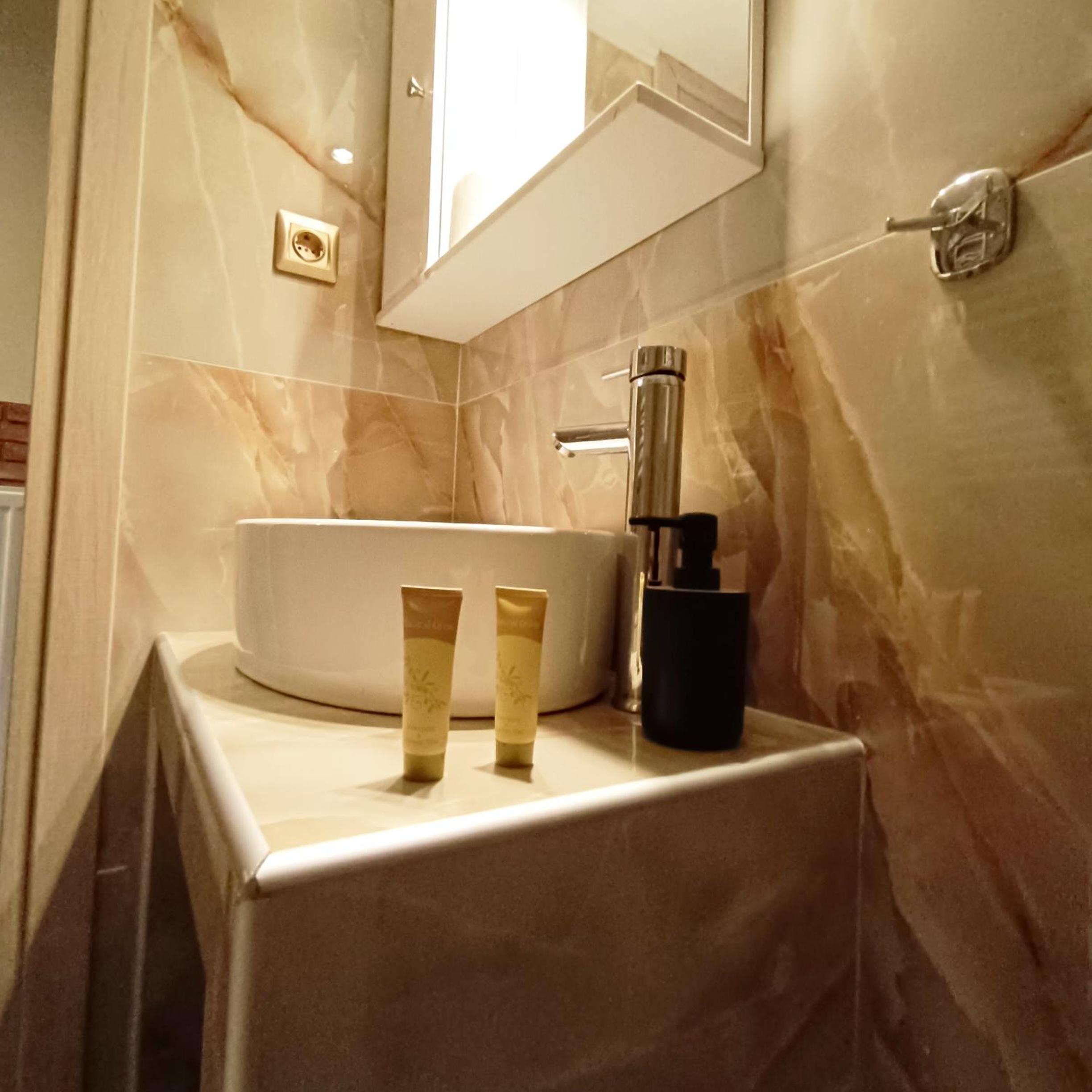 Beautiful 2 rooms center apartment view 4