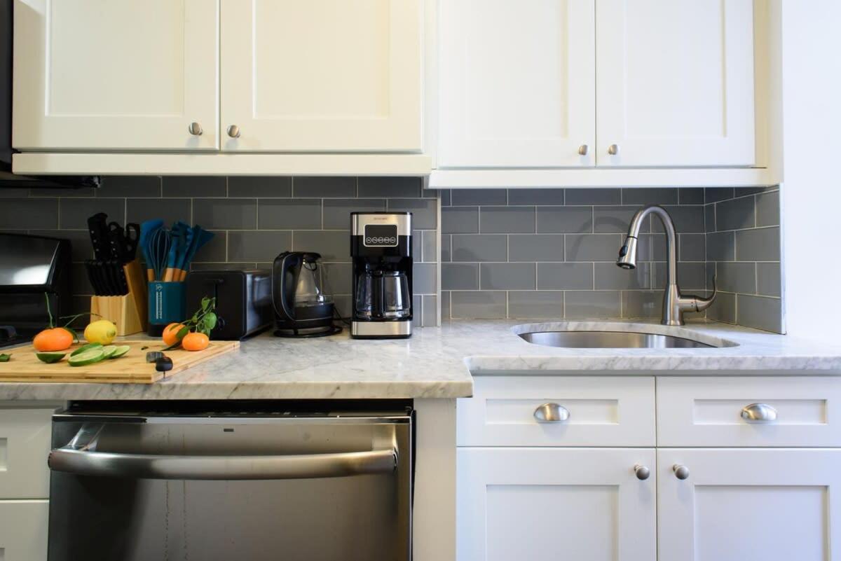 39-1 Renovated 3BR Prime Midtown West