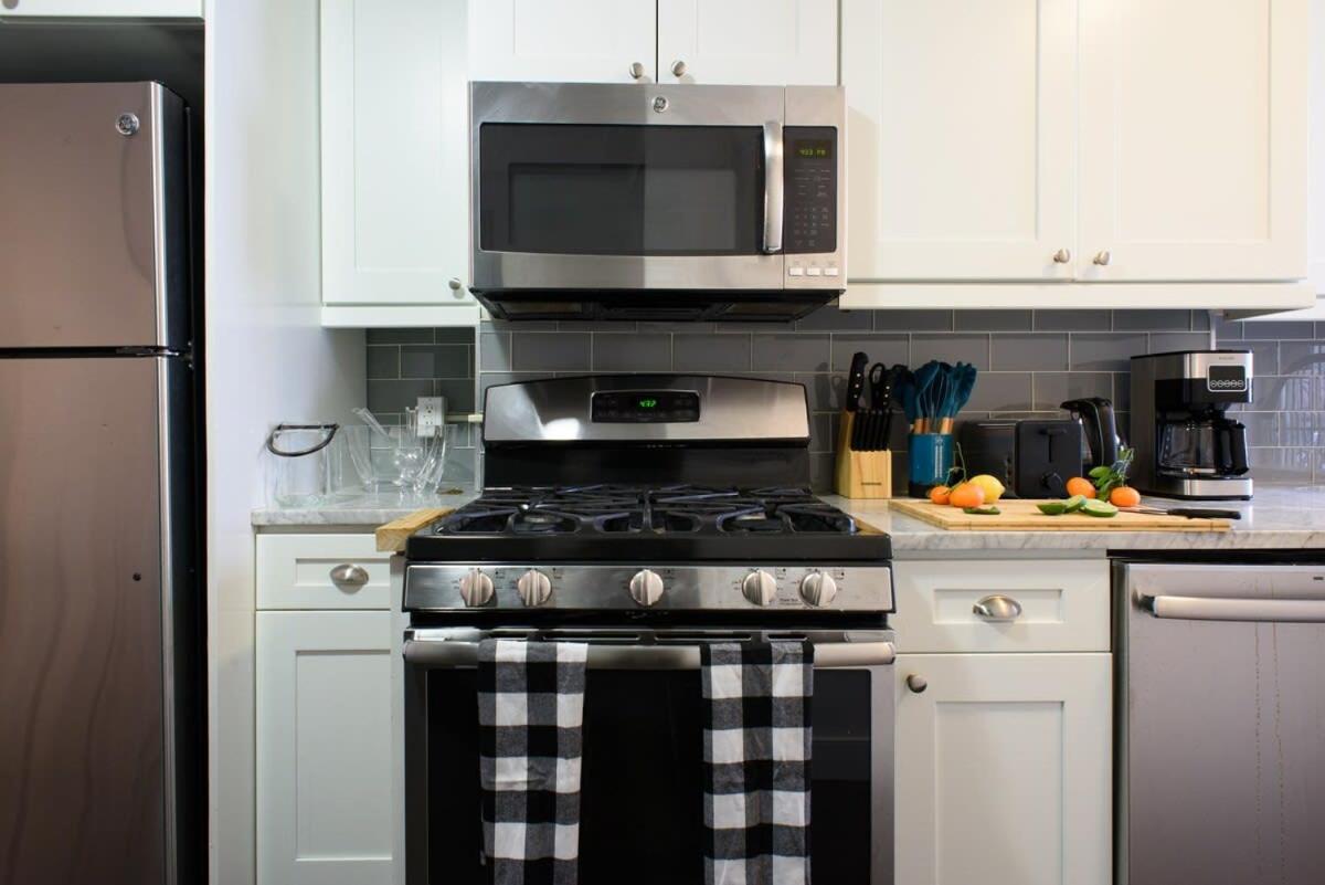 39-1 Renovated 3BR Prime Midtown West