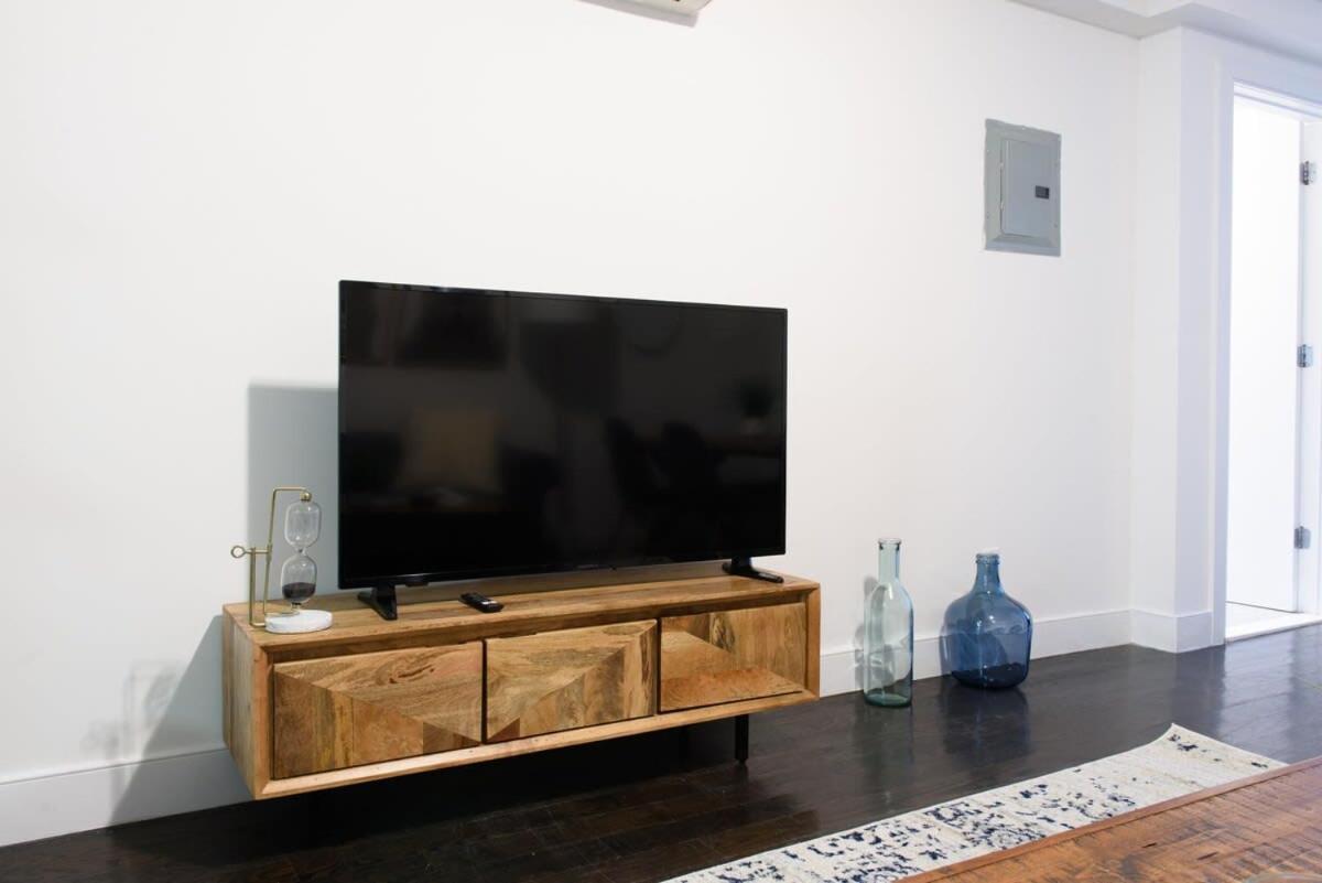 39-1 Renovated 3BR Prime Midtown West