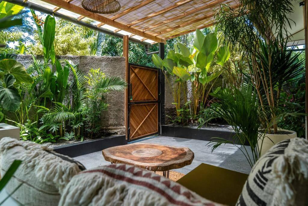 Rumah Mahira - Charming 1BR Home with Living Room and Full Kitchen, nestled in Quiet Uluwatu Jungle