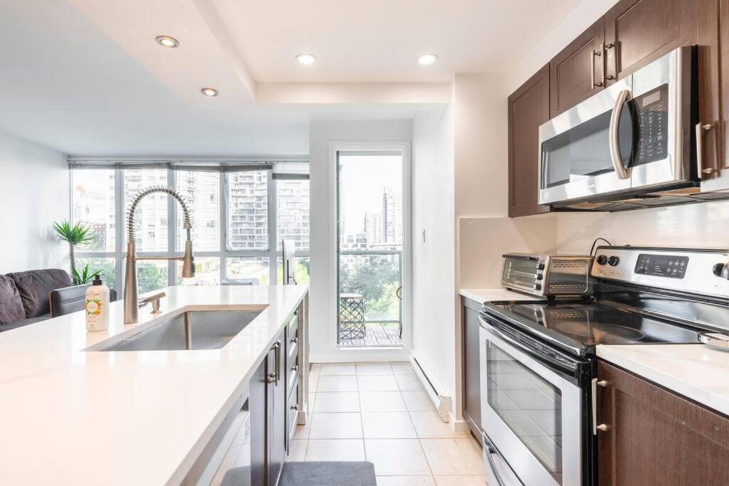 Luxury 2-bedroom condo beach side Yaletown