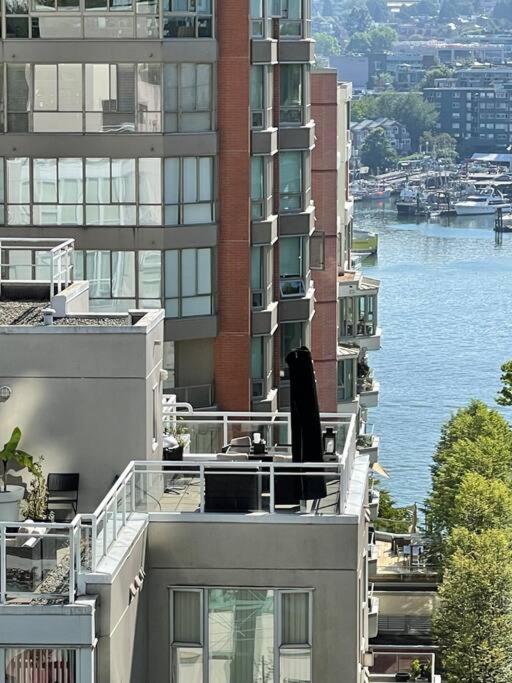 Luxury 2-bedroom condo beach side Yaletown