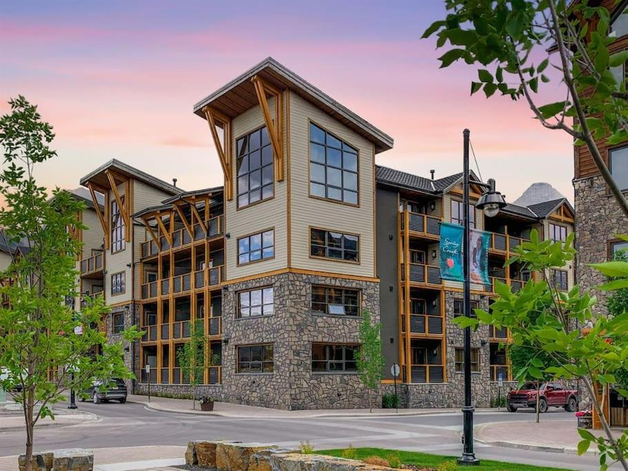 Luxury 1BR King Suite Hot Tub Couple Retreat Central Bridgette Bar