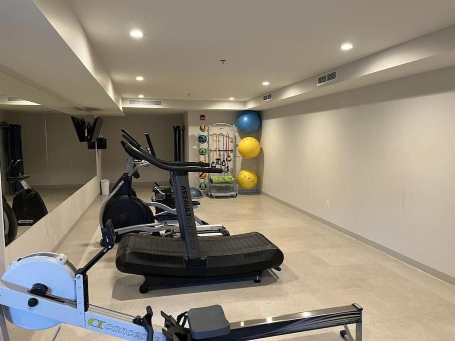 Luxury 1BR King Suite Hot Tub Couple Retreat Central Bridgette Bar