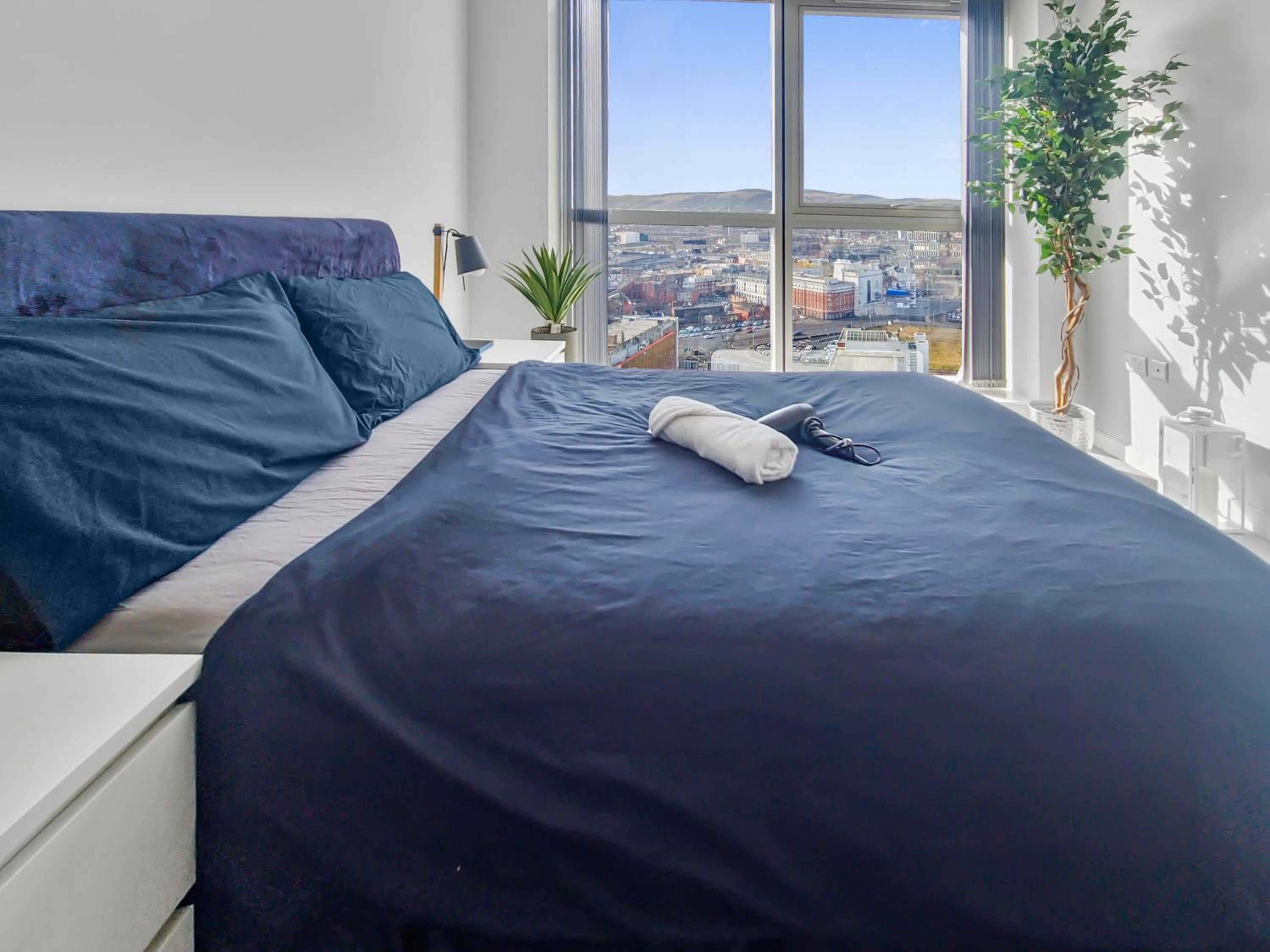 Sky High Ensuite Bedroom in Shared Apartment in Belfast City Centre view 4