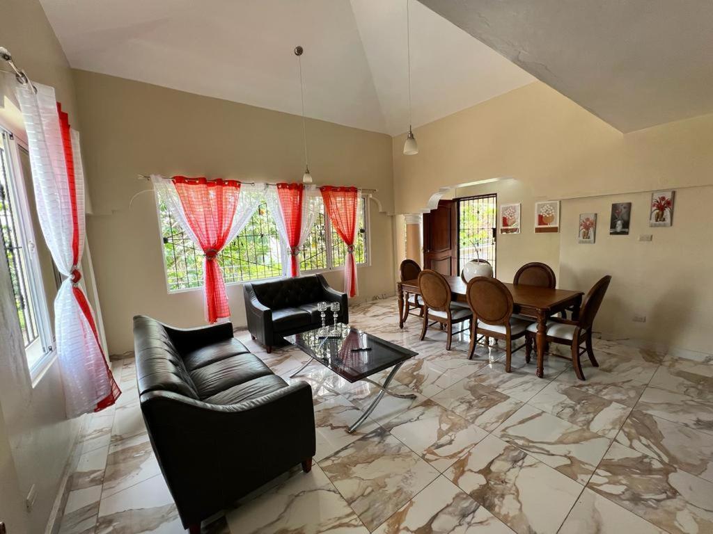 Casa Amplia con Piscina