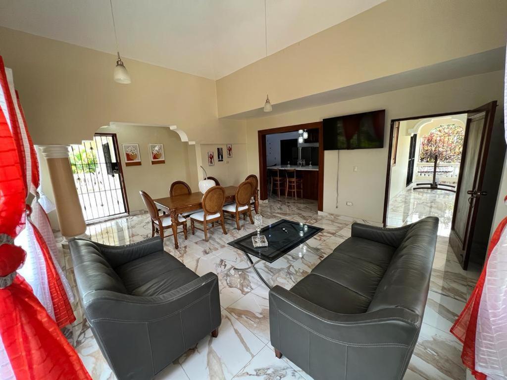 Casa Amplia con Piscina