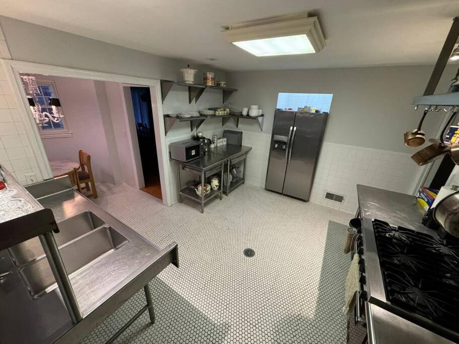 Serene Stay - Stylish House Close to NYC view 4