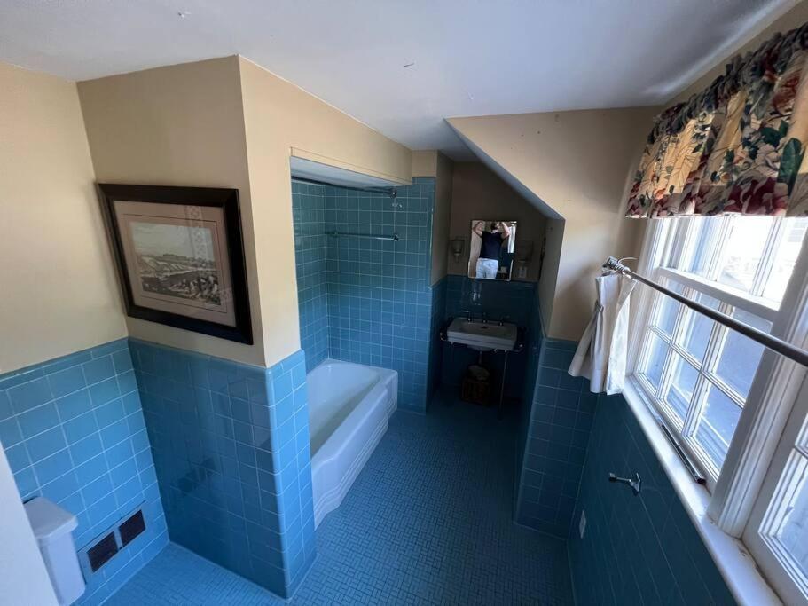 Serene Stay - Stylish House Close to NYC view 5