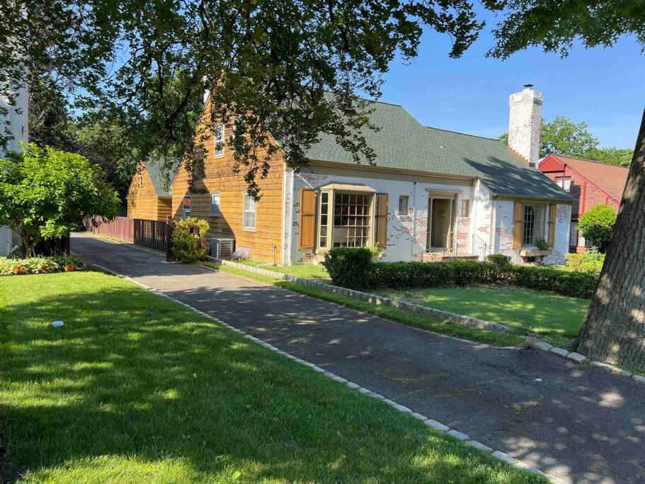 Serene Stay - Stylish House Close to NYC view 2