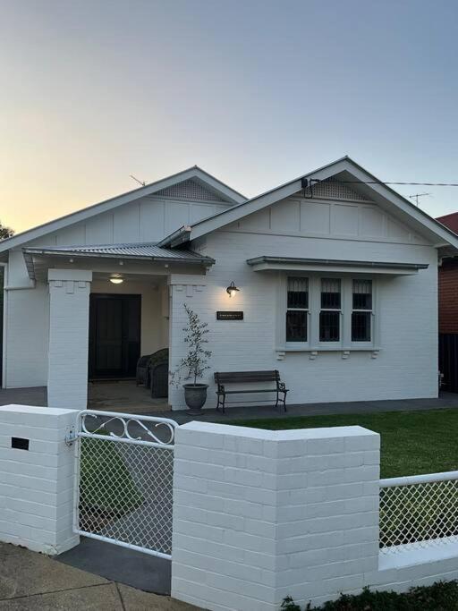 Charming central cottage in Wagga Wagga