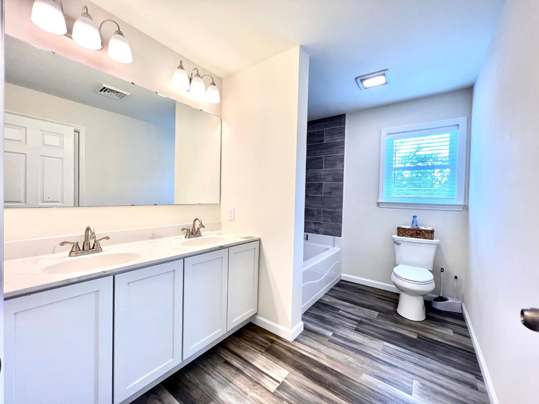 Beach House Cape May just 1 block from the Bay & a Short 5 minutes walk, Sleeps 19