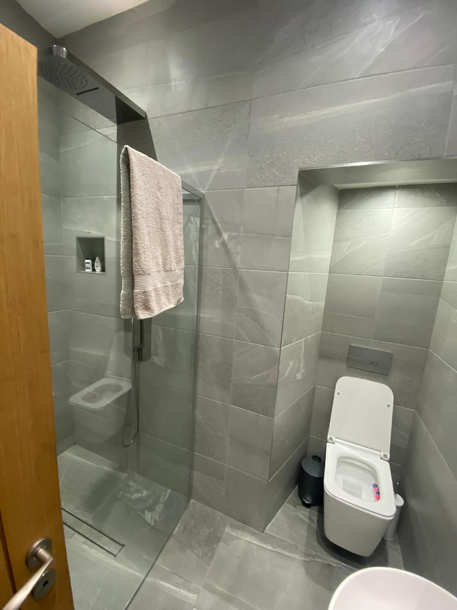 Stylish 1-Bedroom Apartment in Chapel Allerton with Free Parking view 2