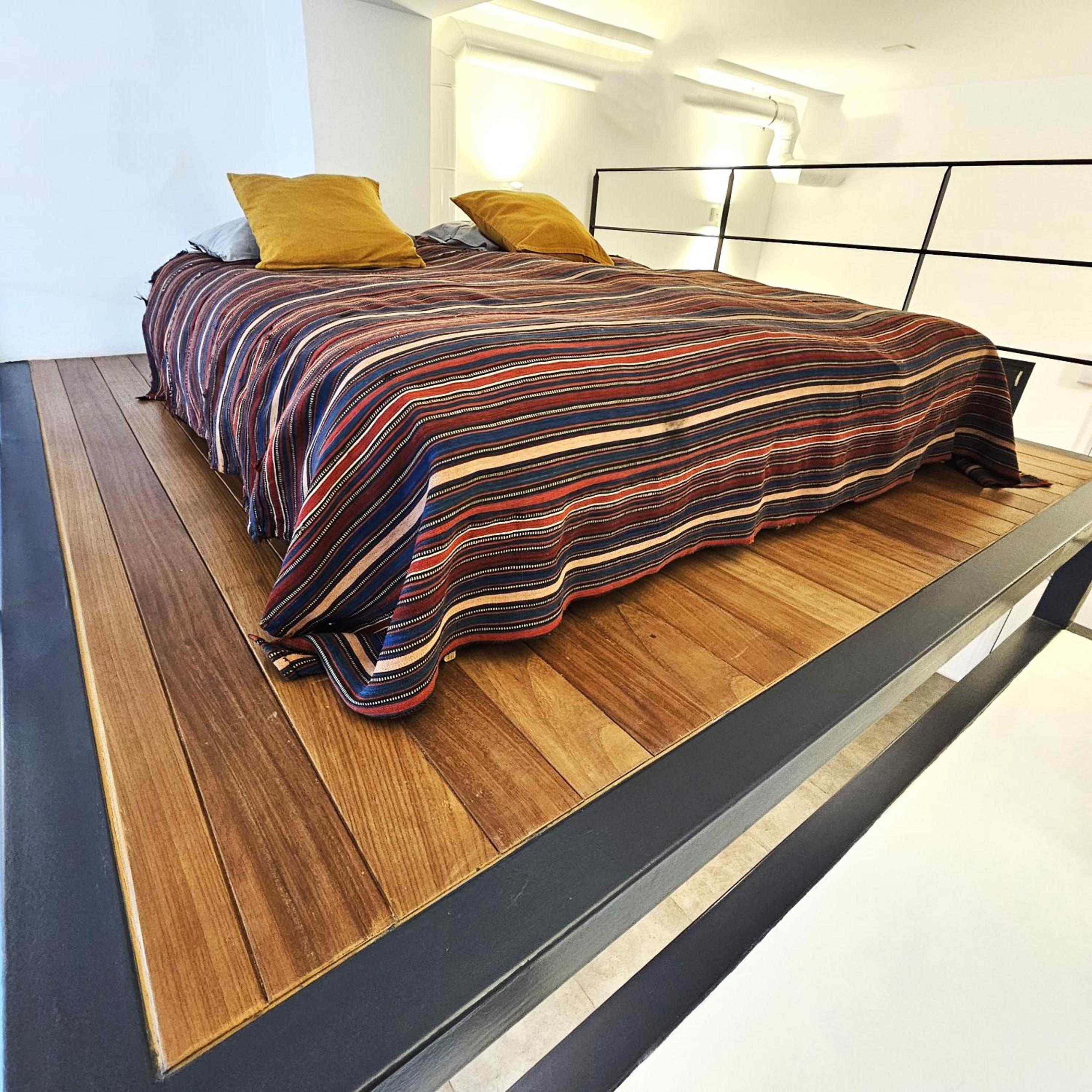An elegant apartment at the foot of the Acropolis