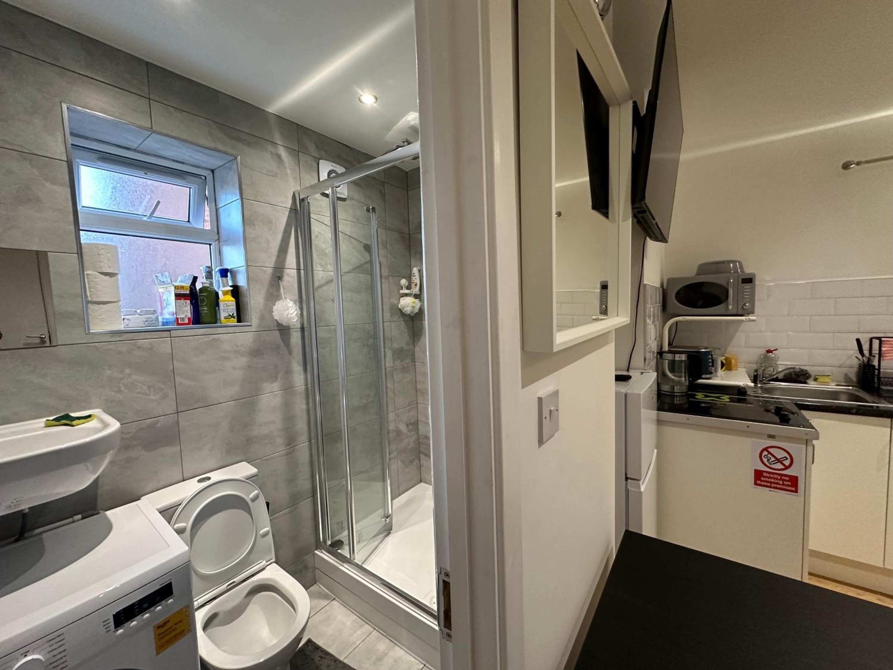 Ensuite Luxury 1st Studio Flat With full Private Toilet And Shower With its Own Kitchenette A Fully Equipped Independent Studio Flat view 2