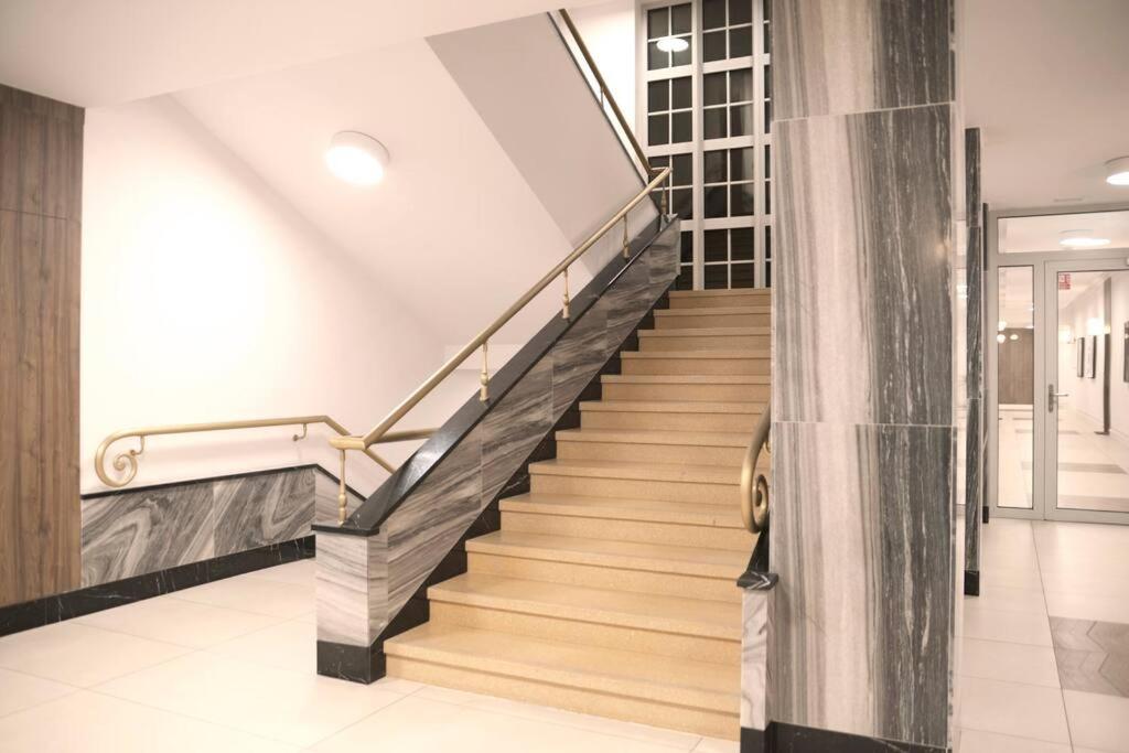 Energetic Apartment in City Center!