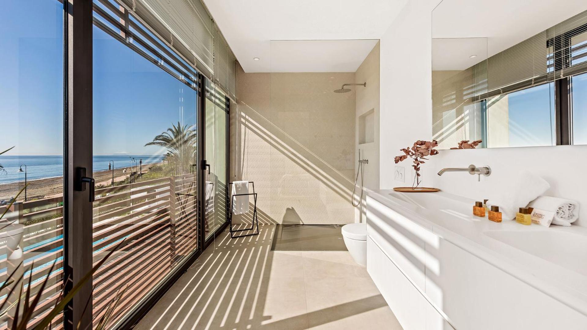 VACATION MARBELLA I Villa Imare Waterfront, Beachfront Villa, Rooftop Jacuzzi, Indoor Spa