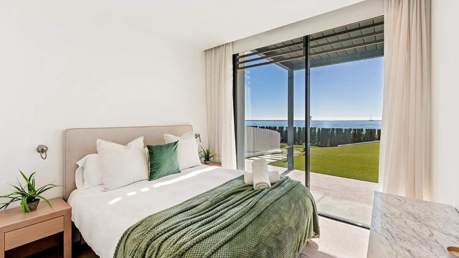 VACATION MARBELLA I Villa Imare Waterfront, Beachfront Villa, Rooftop Jacuzzi, Indoor Spa