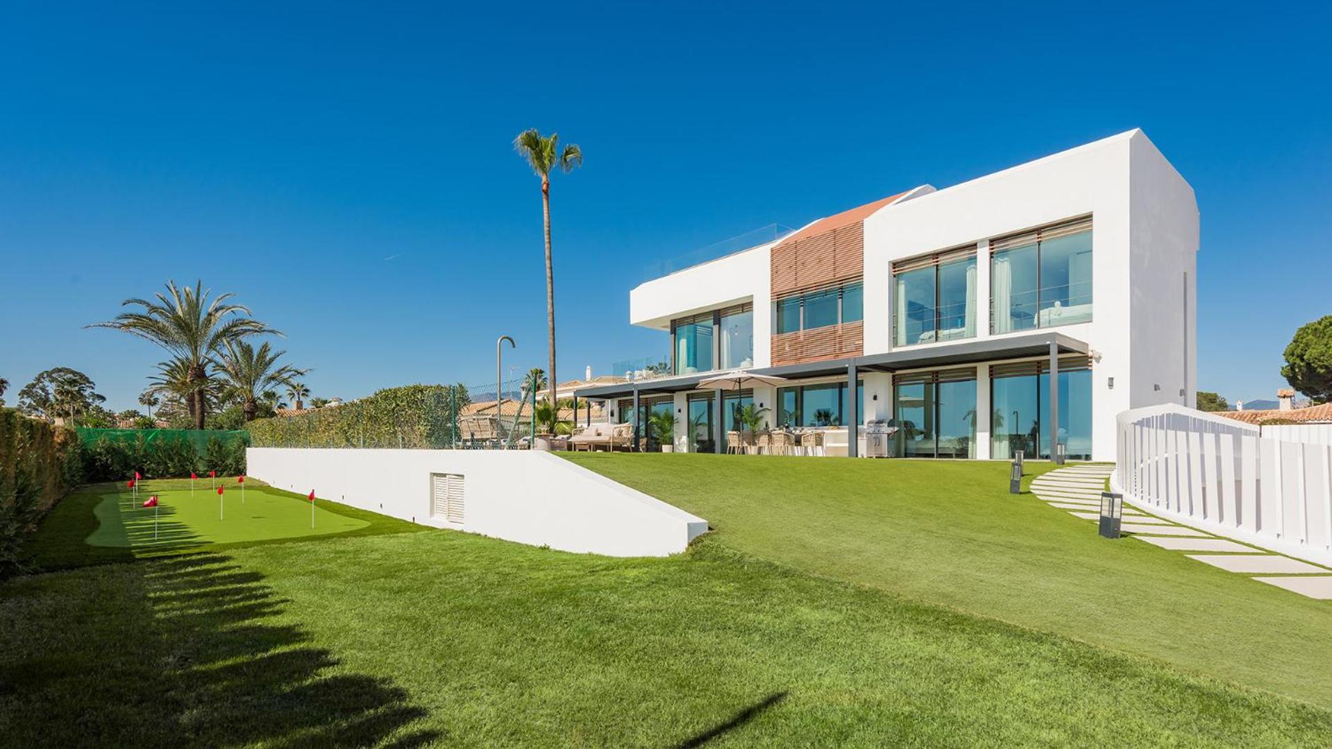 VACATION MARBELLA I Villa Imare Waterfront, Beachfront Villa, Rooftop Jacuzzi, Indoor Spa
