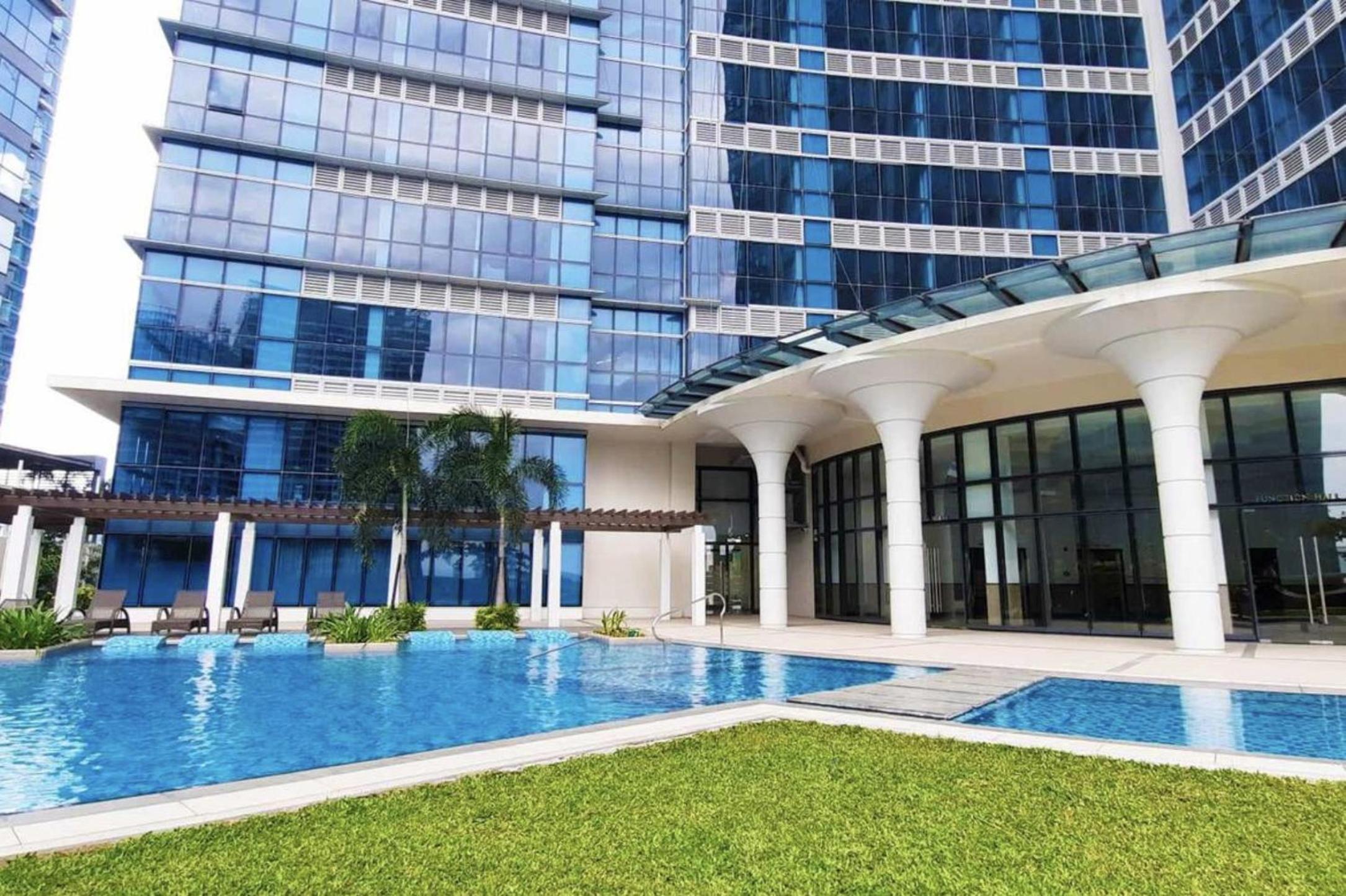 Bold & Cozy 1-Br in Uptown Parksuites BGC with Fast WiFi view 2