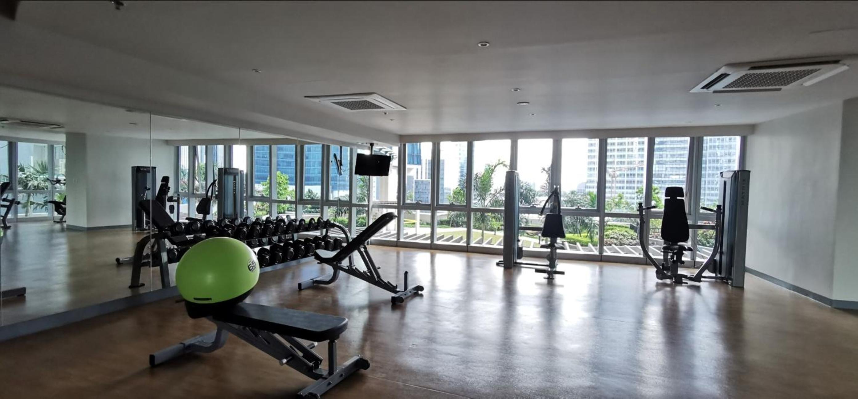 Bold & Cozy 1-Br in Uptown Parksuites BGC with Fast WiFi view 3