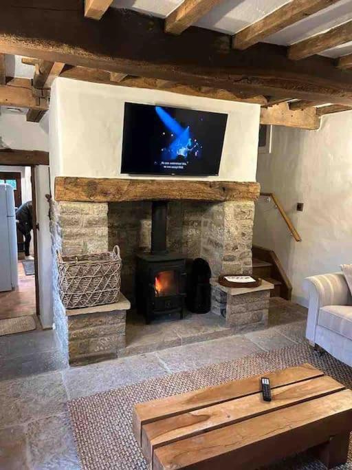 Charming 17th century cottage near Bakewell in own grounds view 3
