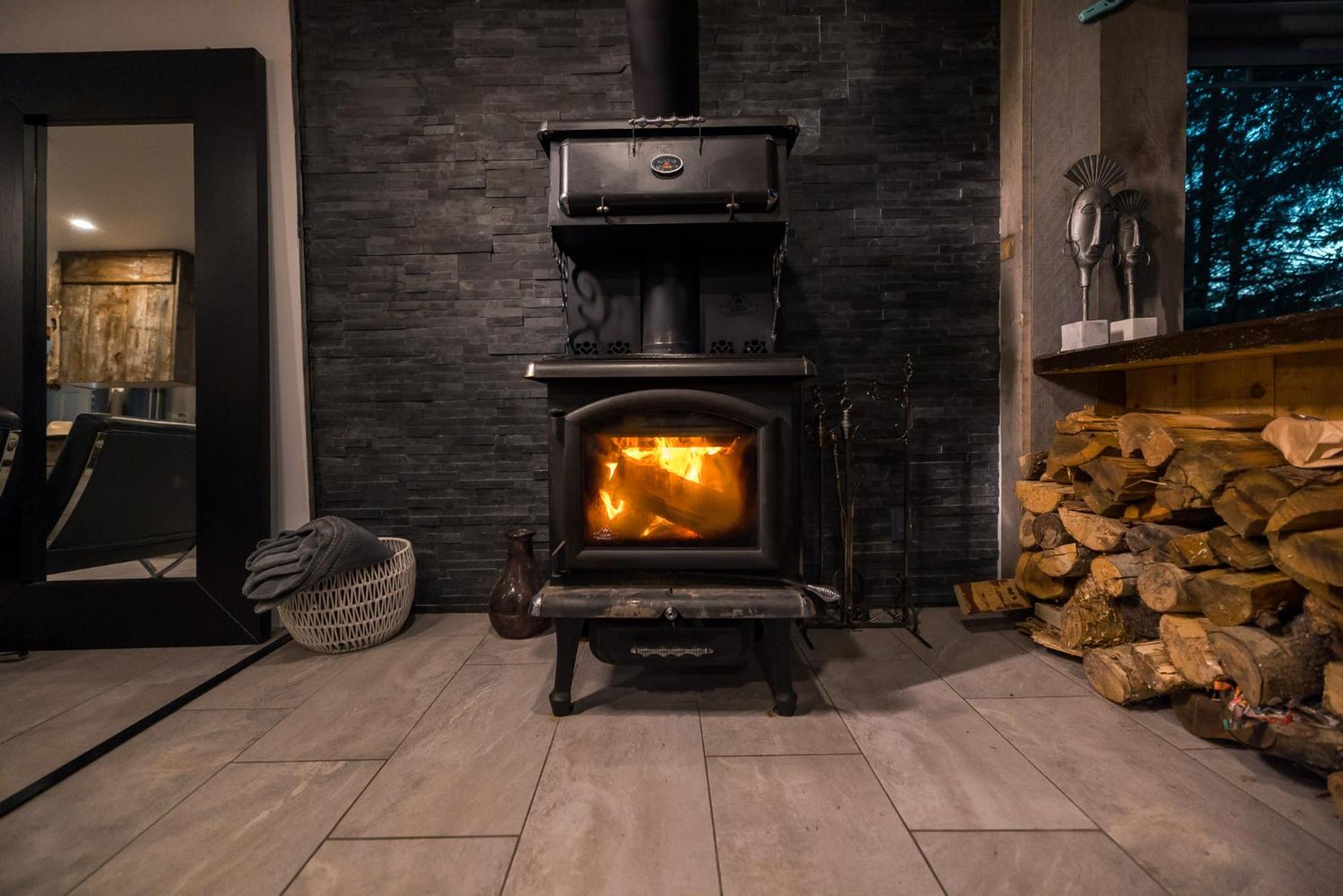 LoveNestChalet - Romantic with Private Hot Tub & Fireplace